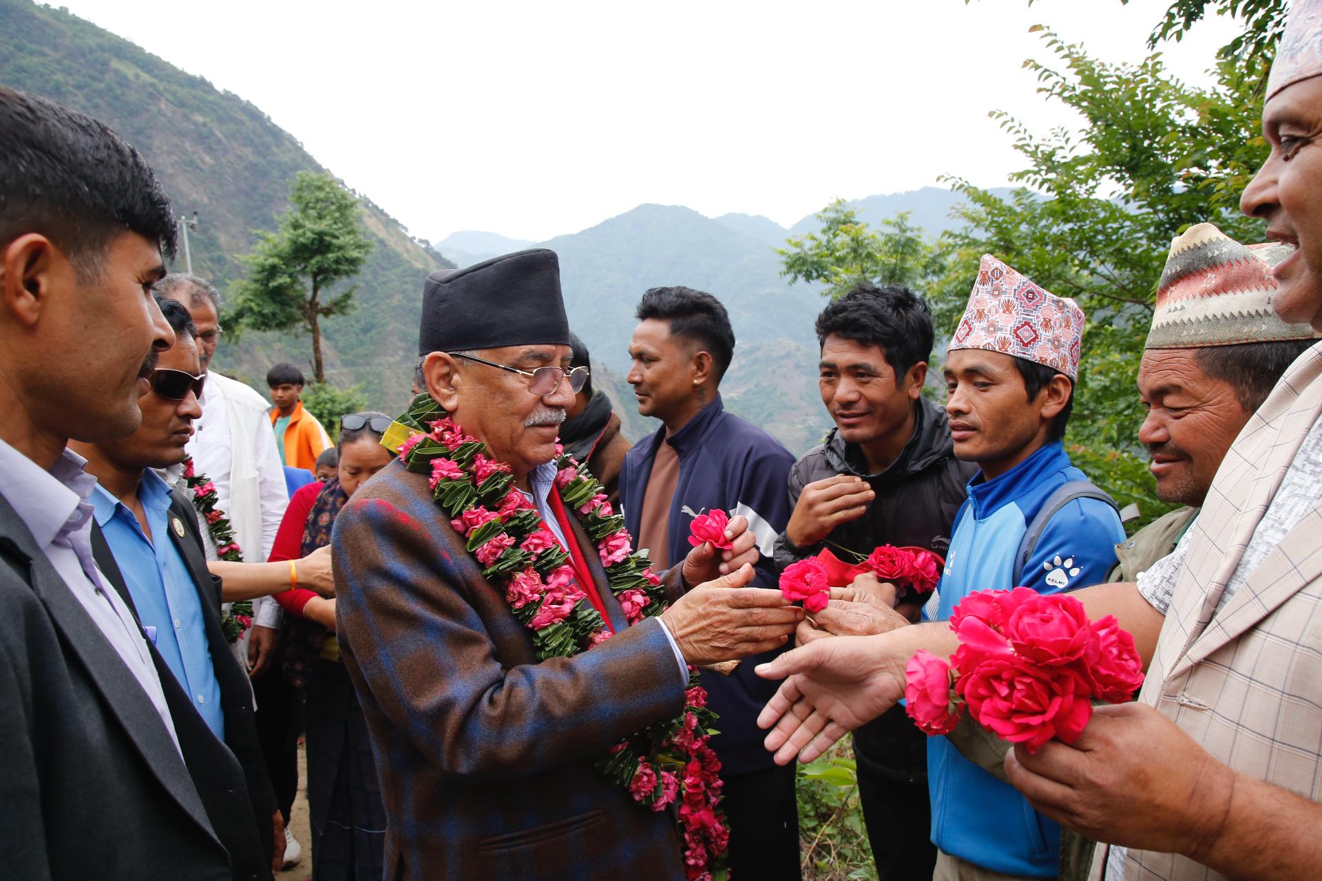 मध्यपहाडी लोकमार्ग अभियानः प्रचण्डद्वारा अग्र्यानिक मार्टको अवलोकन