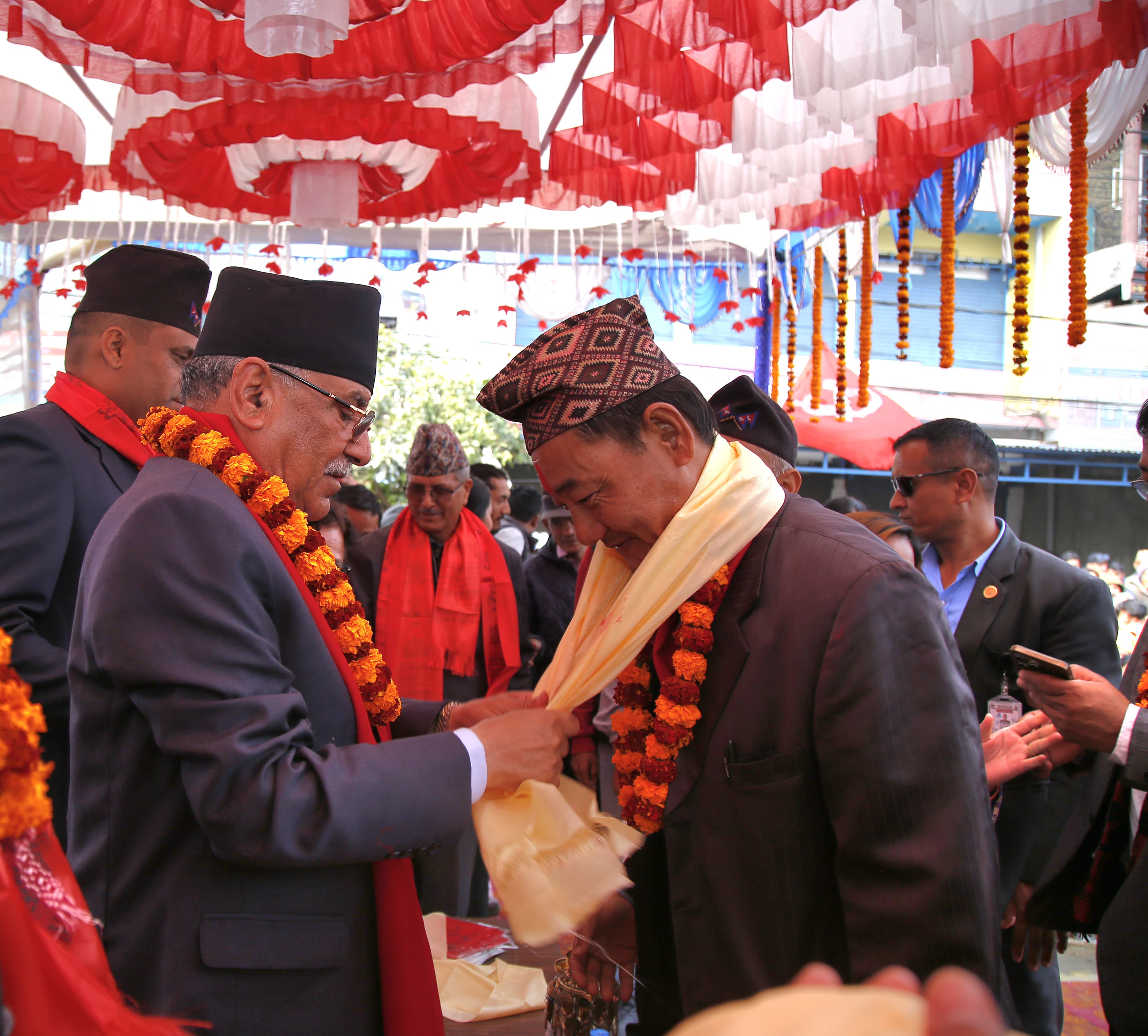 काँग्रेसका नेता जयराज लिम्बुसहित १ हजार १५ माओवादीमा प्रवेश