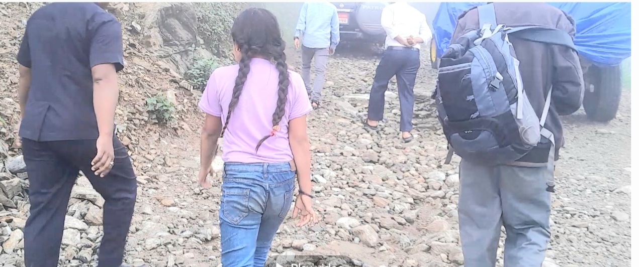 वर्षााले पहाडी भेगसँग यातायात सम्पर्क विच्छेद